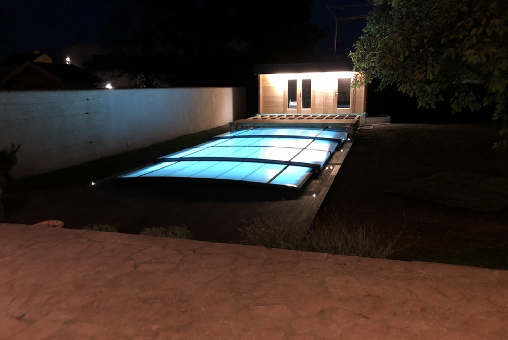 Abri de piscine extra plat avec terrasse - Charlet Piscines