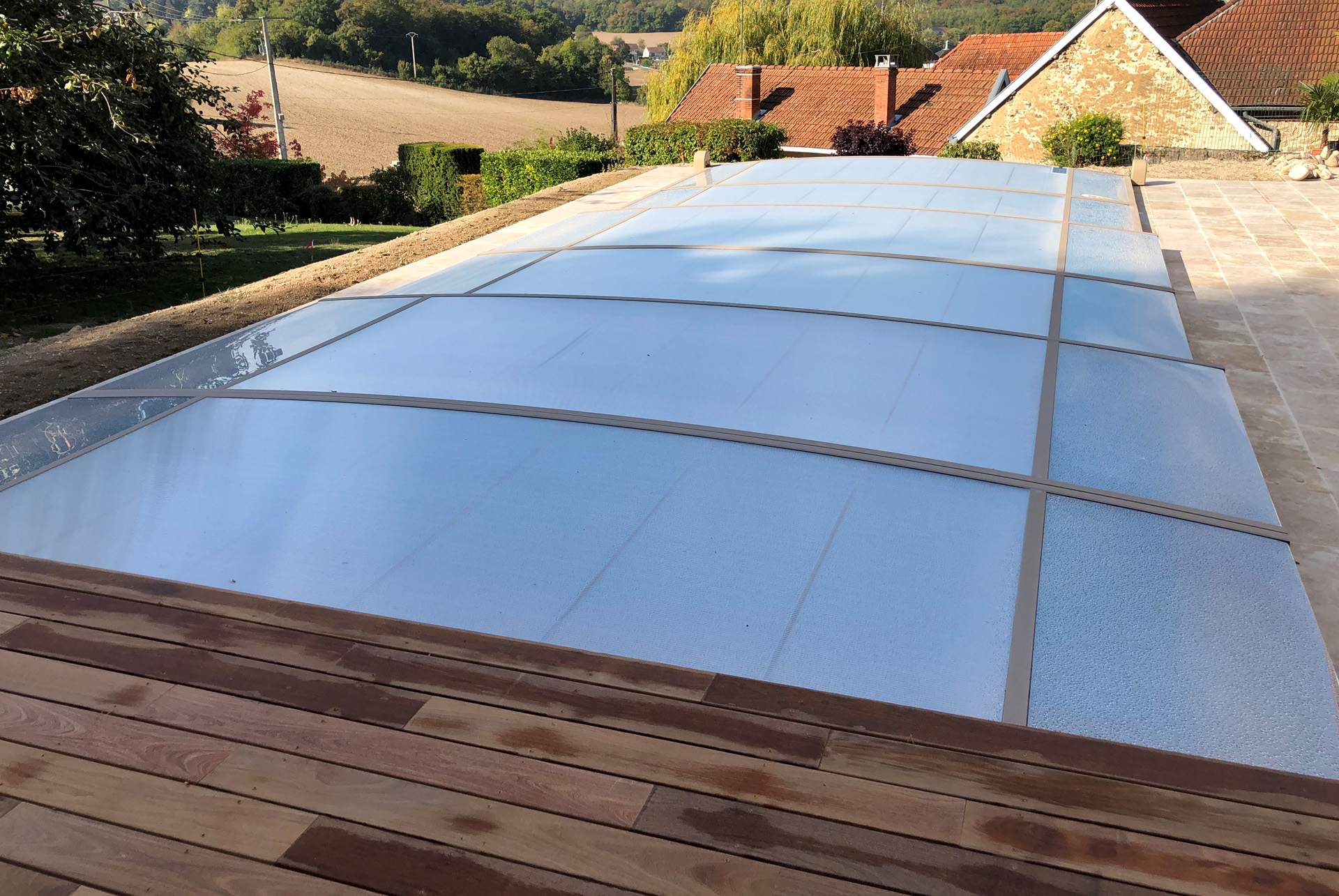 Abri de piscine extra plat avec terrasse - Charlet Piscines