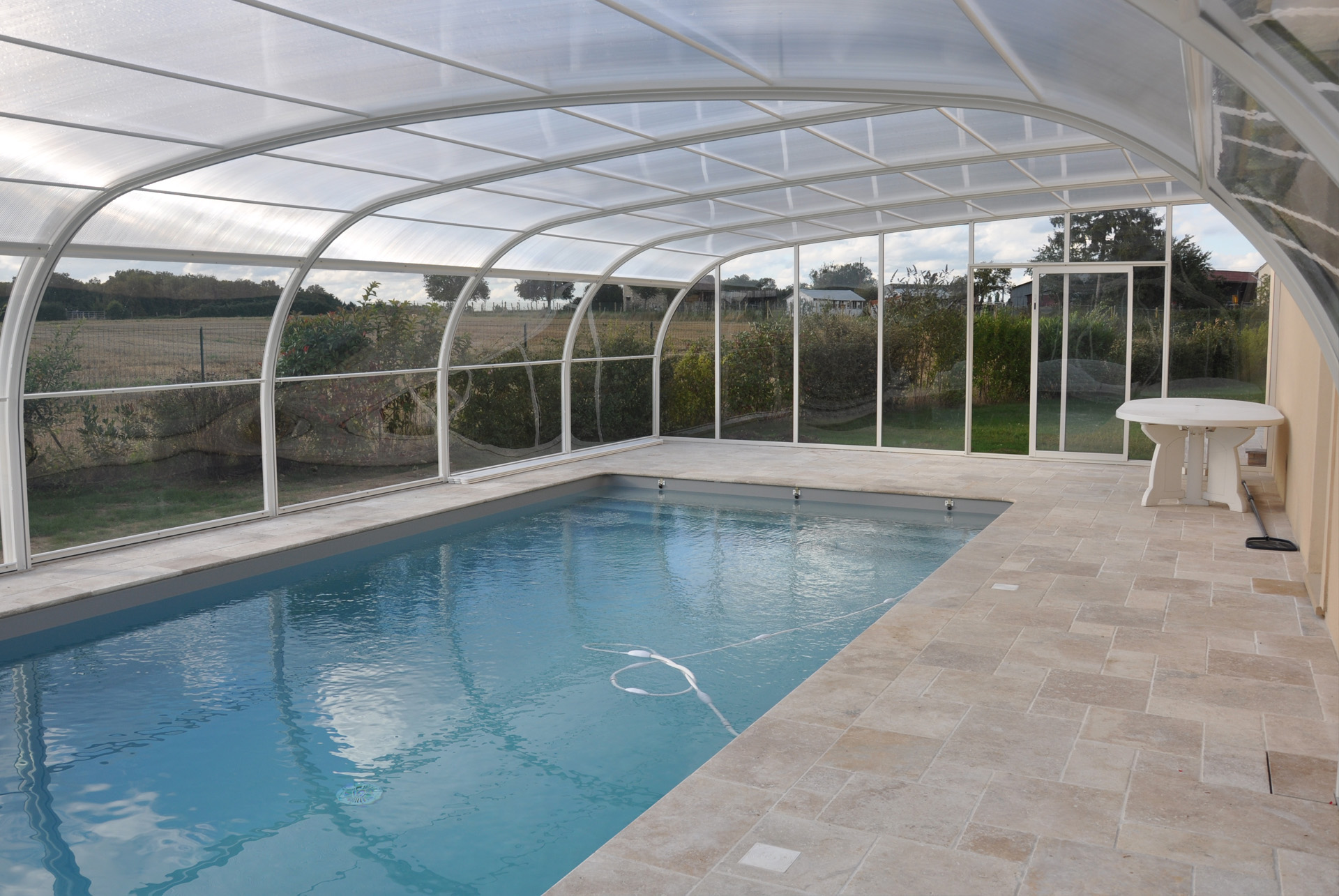 Abri de piscine adossé à la maison - Charlet Piscines