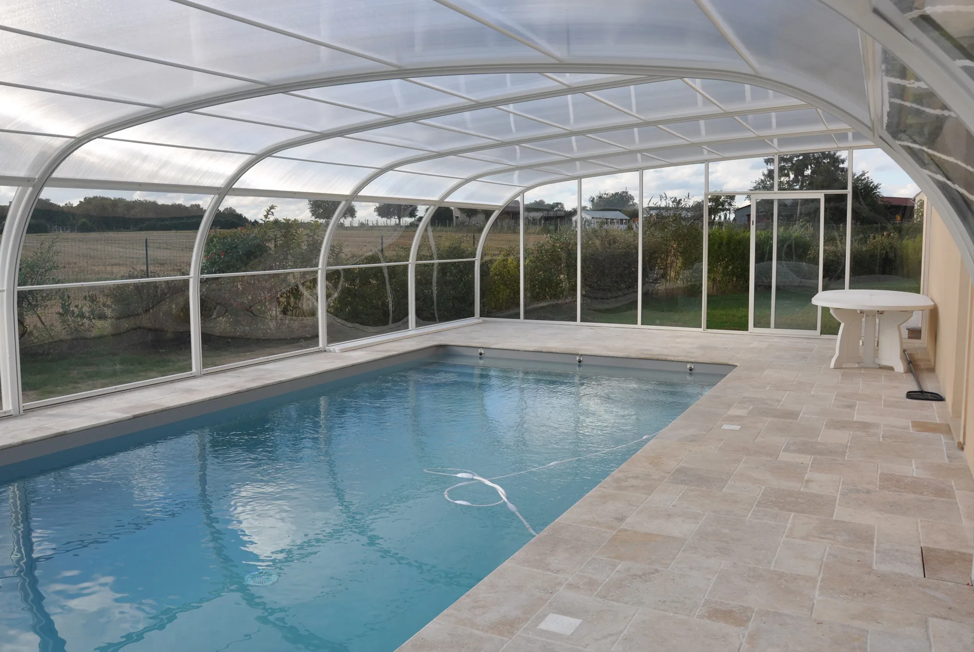 Abri de piscine adossé à la maison - Charlet Piscines Abri de piscine adossé à la maison - Charlet Piscines