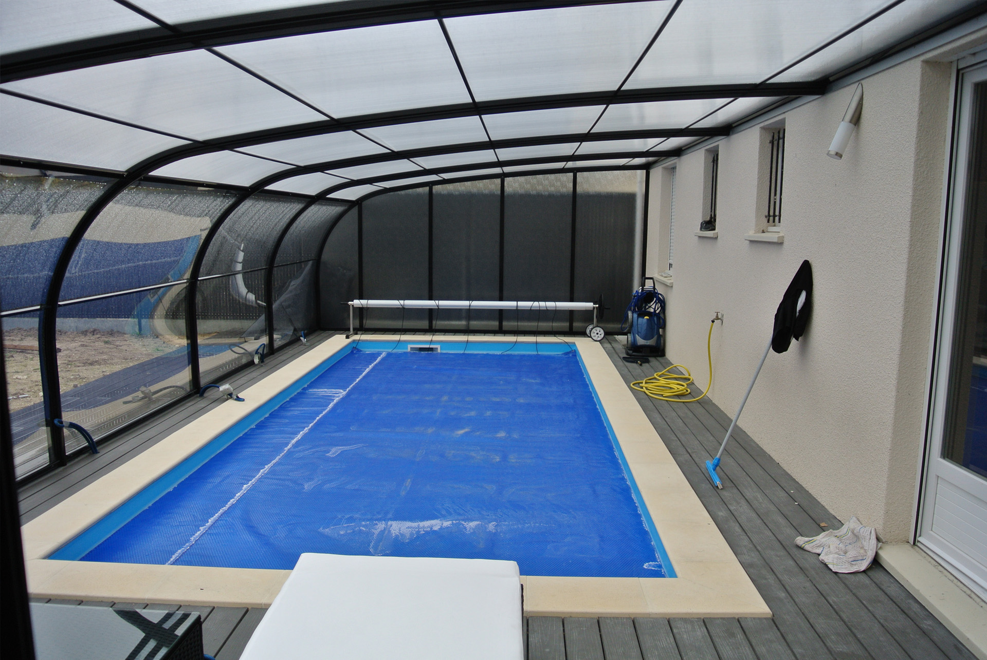 Abri de piscine adossé à la maison - Charlet Piscines