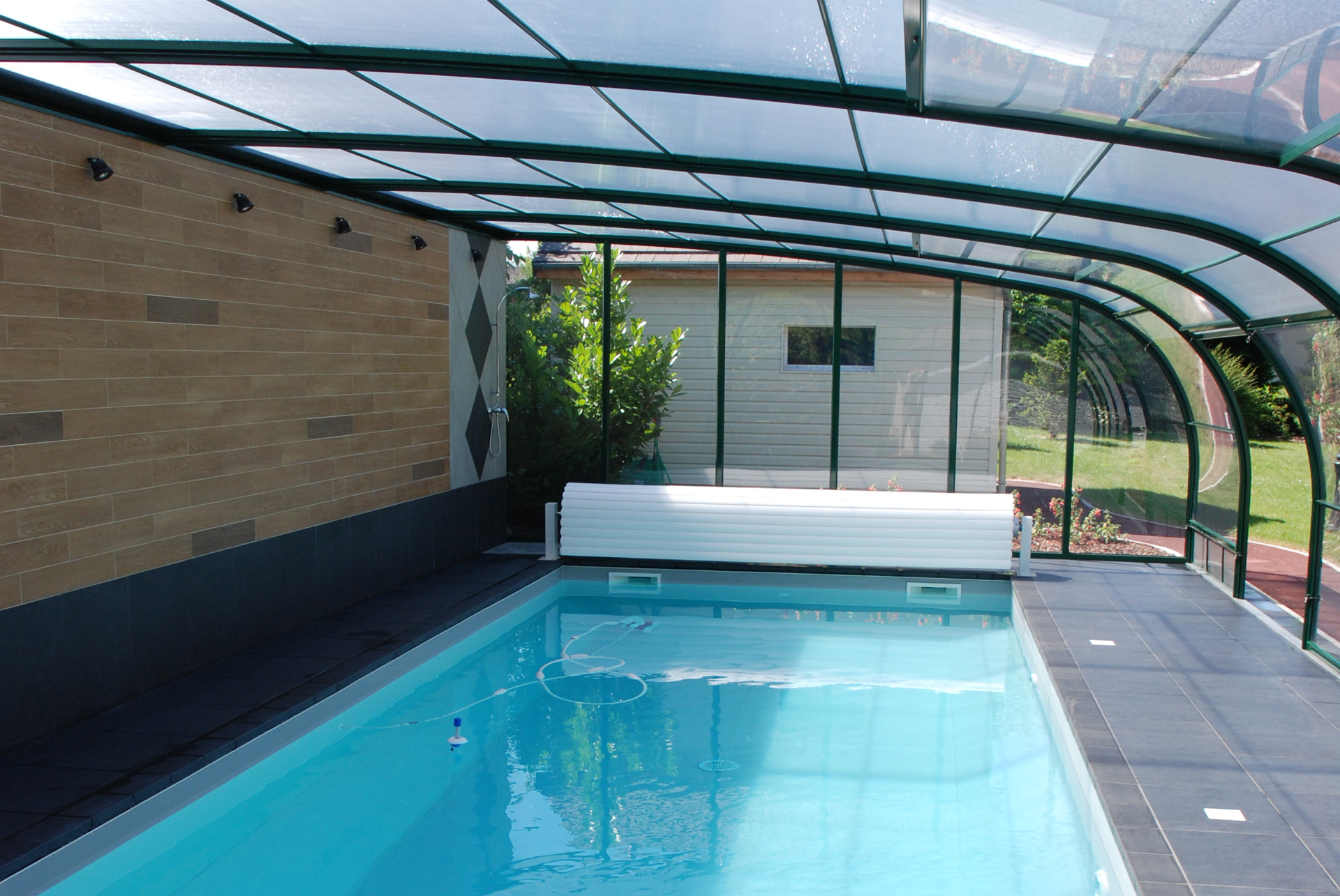 Abri de piscine adossé à la maison - Charlet Piscines