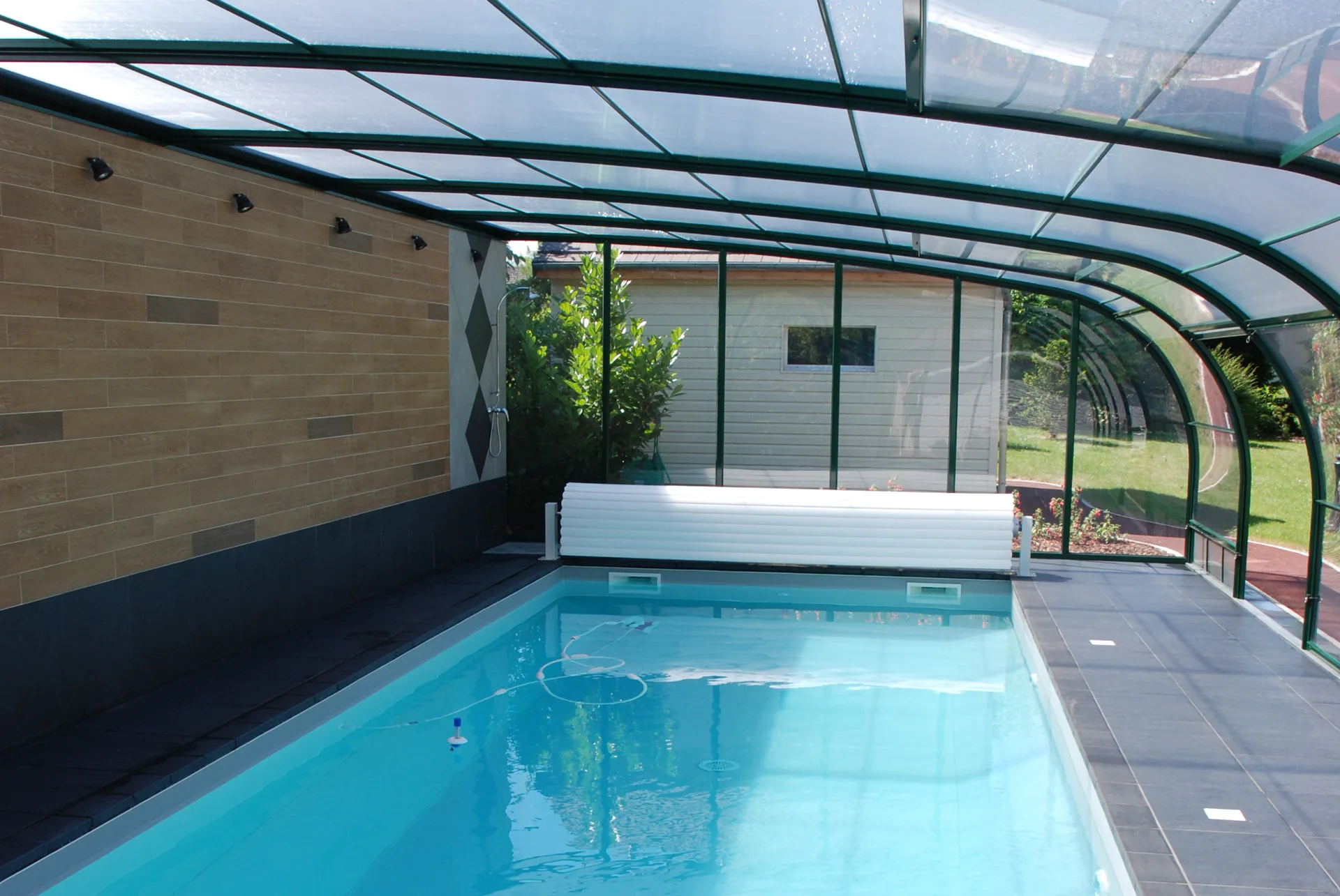 Abri de piscine adossé à la maison - Charlet Piscines Abri de piscine adossé à la maison - Charlet Piscines