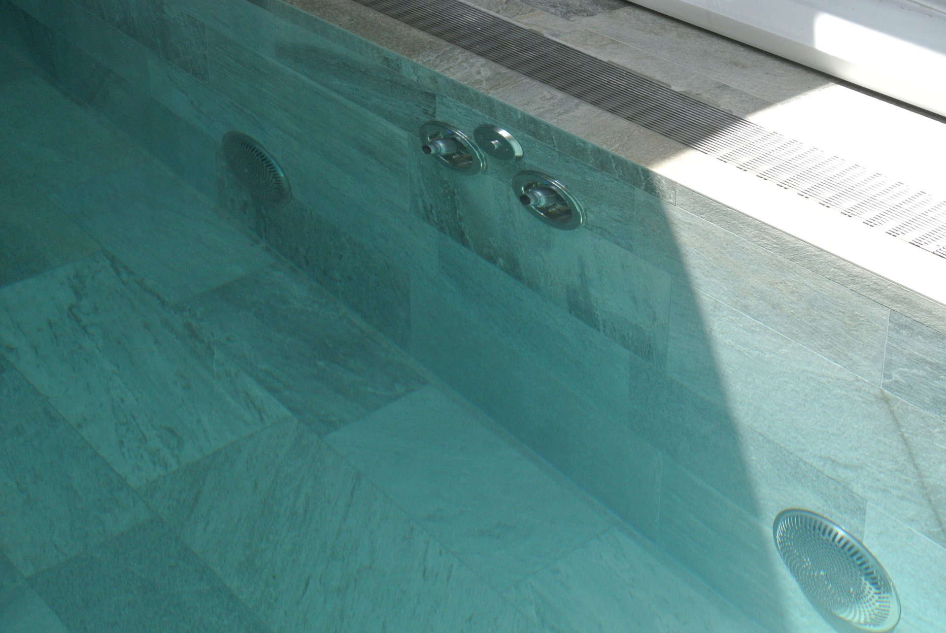 Nage à contre courant et balnéo pour piscine - Charlet Piscines