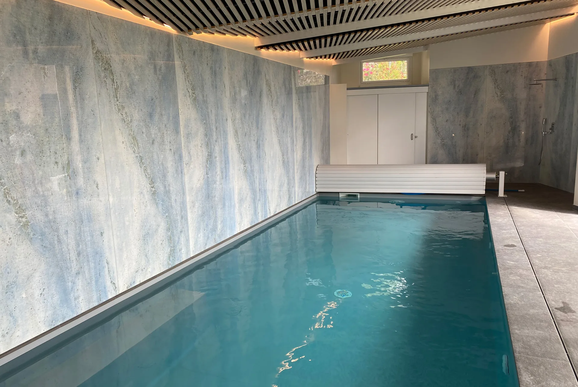 Volet roulant hors sol pour piscine - Charlet Piscines