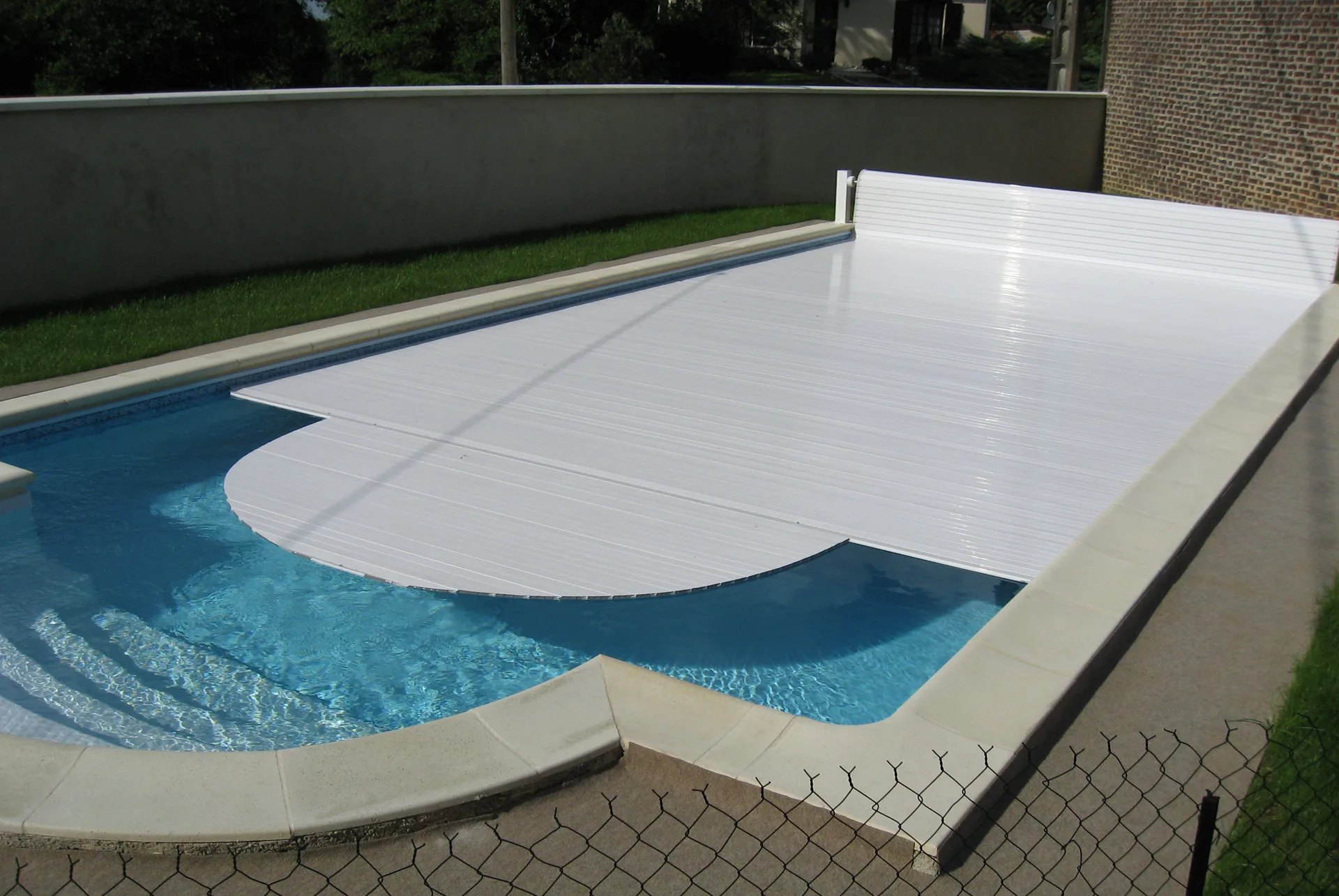 Volet roulant hors sol pour piscine - Charlet Piscines