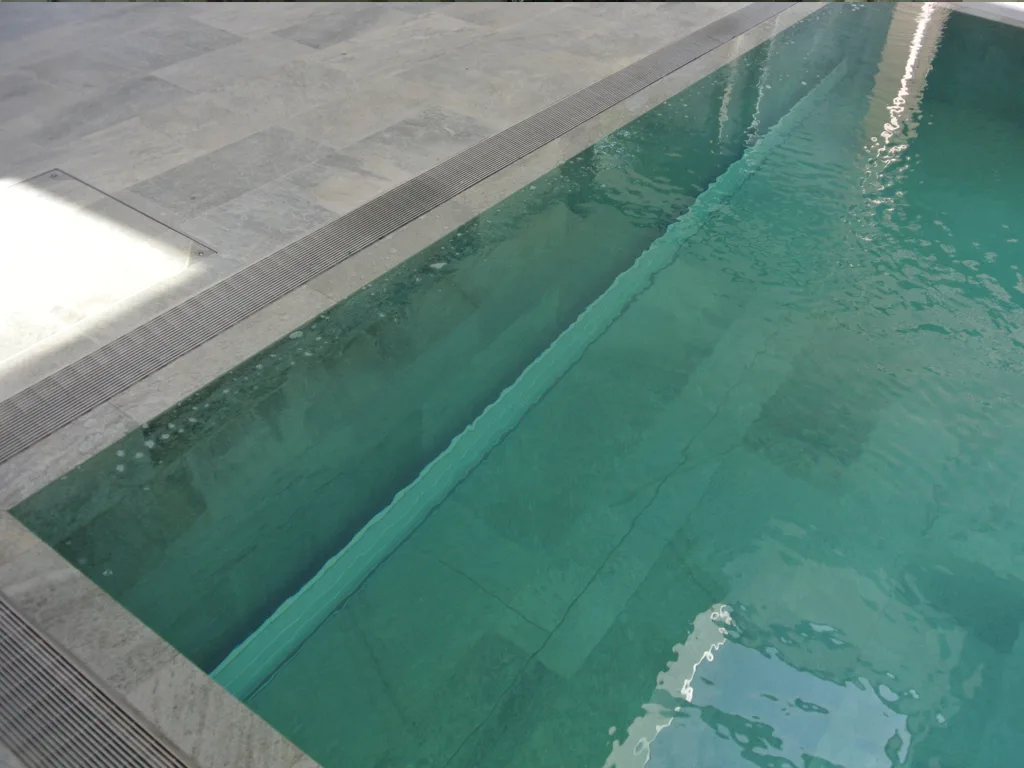 Volet roulant immergé pour piscine - Charlet Piscines