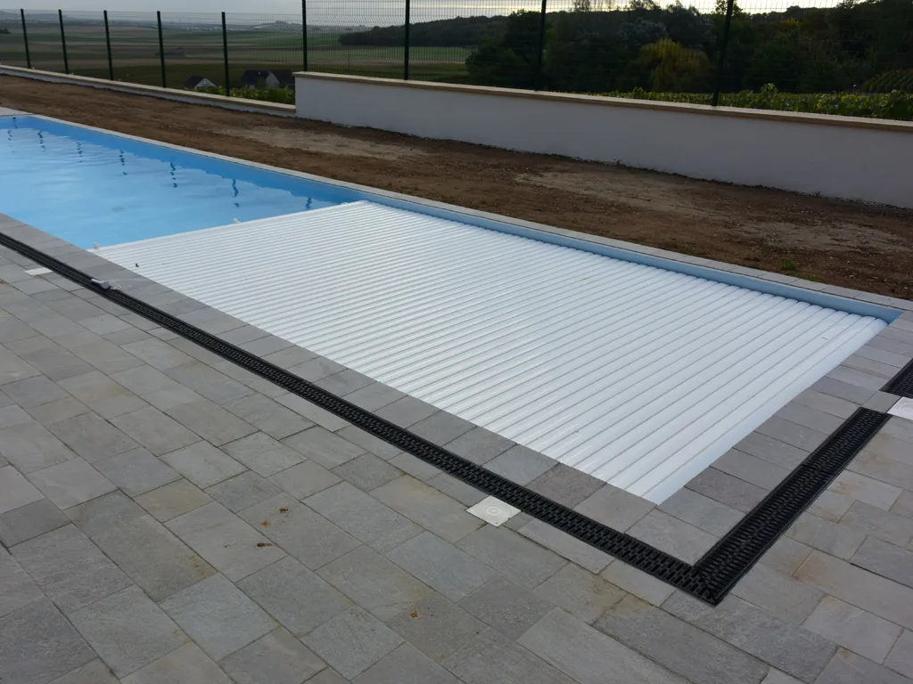 Volet roulant In'Deck pour piscine - Charlet Piscines
