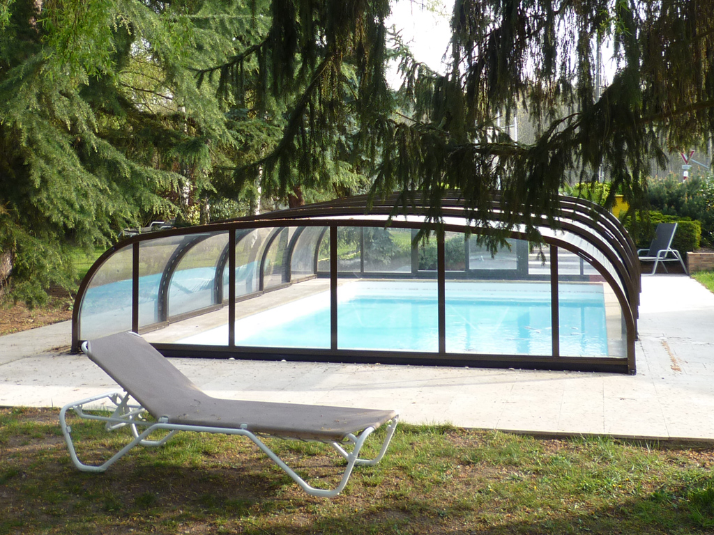 Pose d'abri de piscine en Champagne - Charlet Piscines